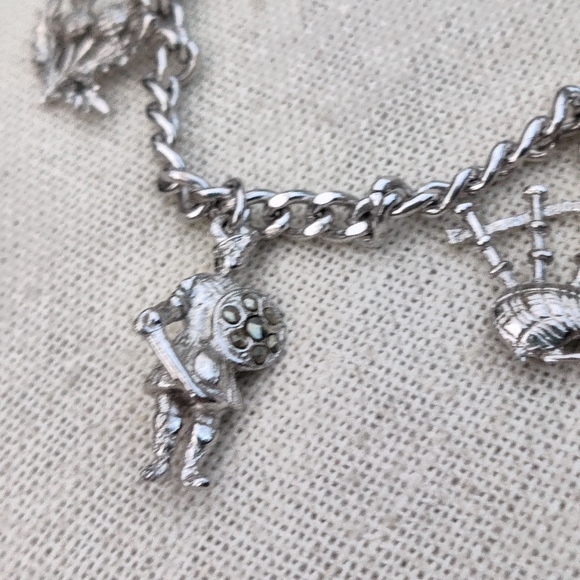 Vintage pewter charm bracelet - Picture 2 of 6